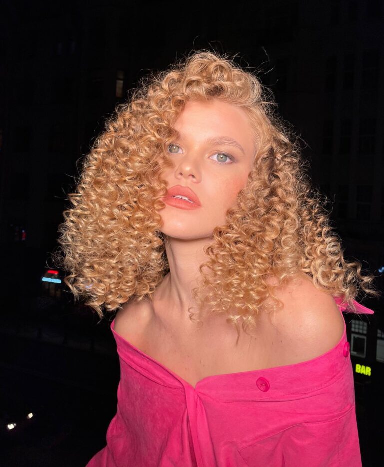 17 Medium Length Hair with Layers Side Part: The Only Guide You’ll Ever Need